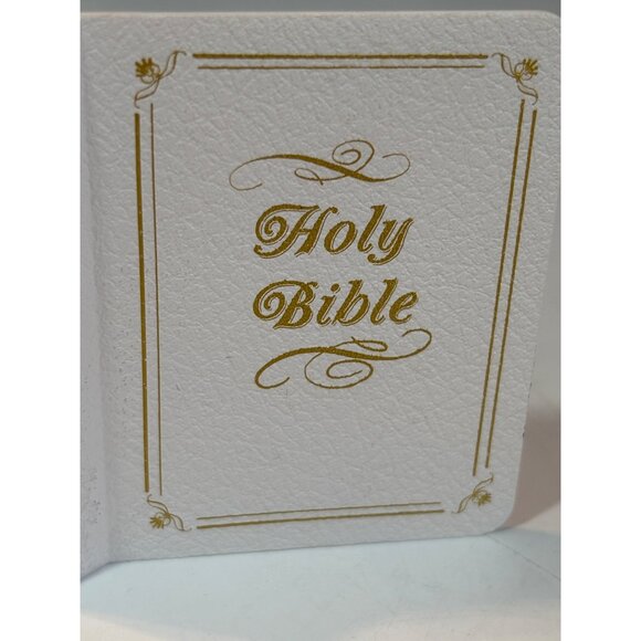 Mini Holy Bible Nativity Scene Ornament With Isaiah 9:6 Verse Vintage Hallmark - Picture 7 of 7